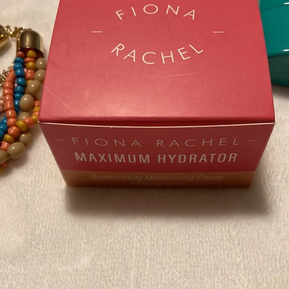 Beauty Bundle of Self Care Items - Picture 9 of 9